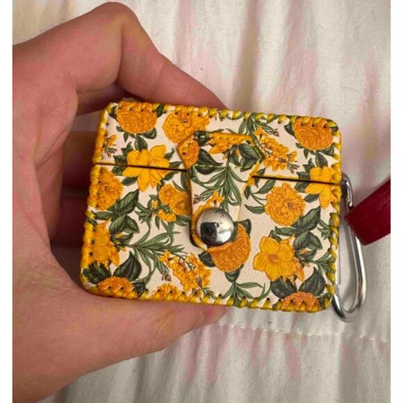 AirPods Pro case - Picture 2 of 3